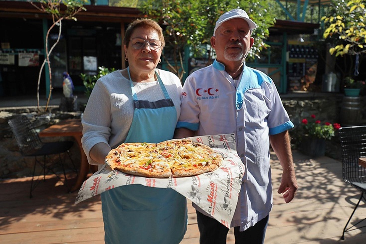 İsveç'ten Çorum'a dönen emekli çiftin köylerine açtığı pizzacı rağbet görüyor
