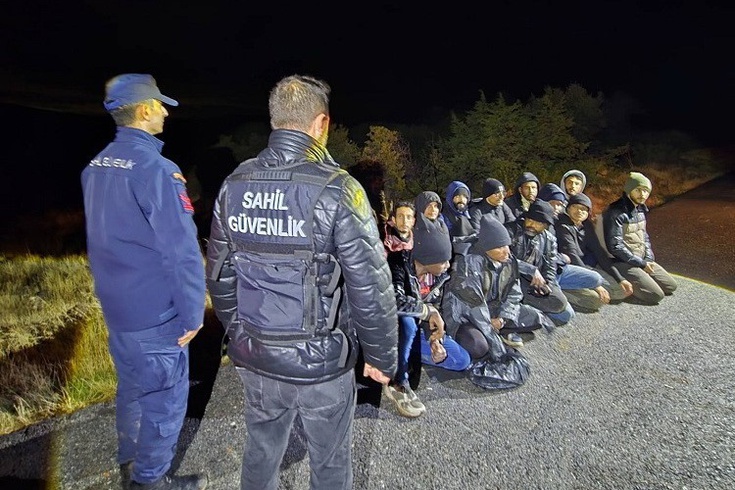 İzmir Urla'da Sahil Güvenlik, kara üzerinde 50 düzensiz göçmeni yakaladı