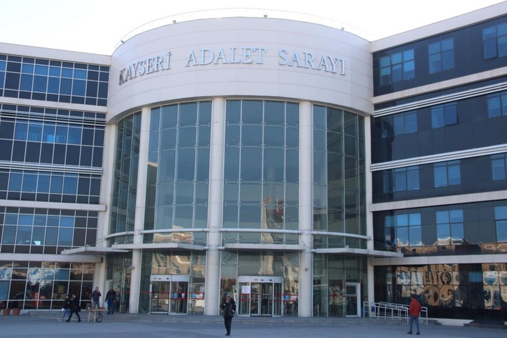 Kayseri'de polisi yaralayan sanık mahkemede özür diledi, helallik isteyeceğini söyledi
