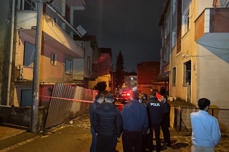 Darıca'da metruk binanın balkonu yıkıldı: İki kişi tahliye edildi