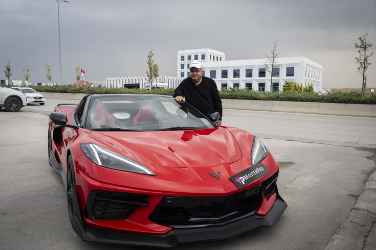 He lost his sight at 7 months old and drove a car at 244 kilometers per hour! His goal is a world record.