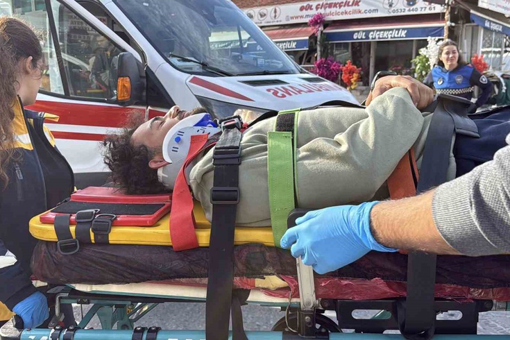Menteşe'de Motosiklet ile Otomobil Çarpıştı: Sürücü Yaralandı