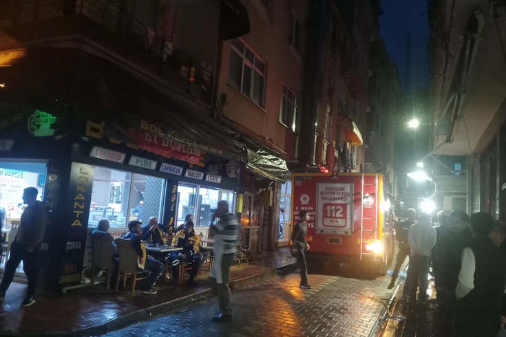 Salıpazarı'nda iş yerinin bacasında çıkan yangın kısa sürede söndürüldü