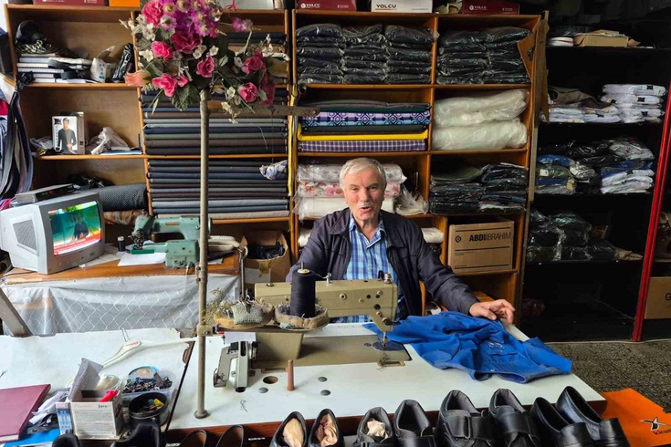 Yomra'da 70 yaşındaki terzi, 60 yıldır mesleğini yaşatıyor