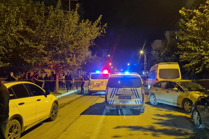 Five people were injured in a stick fight in Adıyaman, and many people were detained.