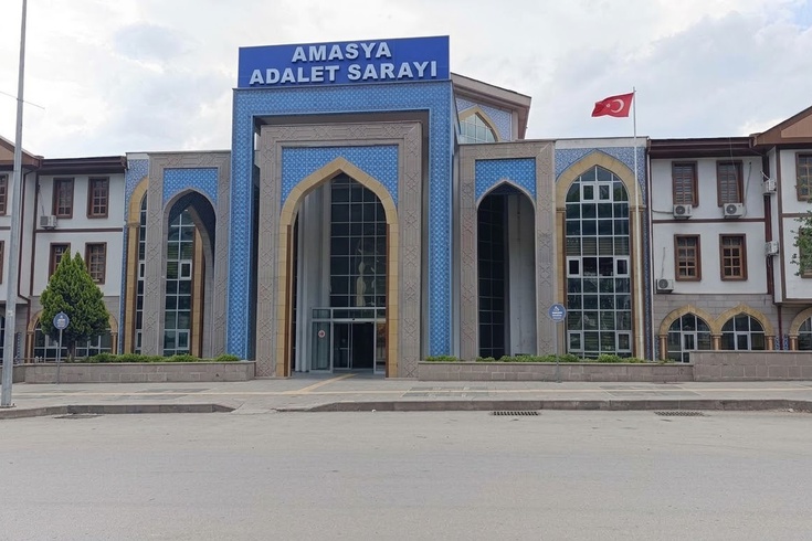 A 17-year-old child who pointed a blank-firing pistol at his peers in Amasya and shared the footage was detained.