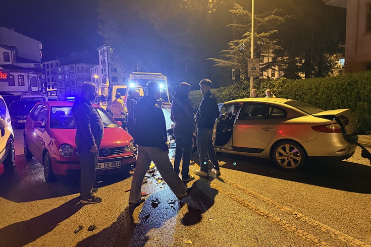 Çubuk'ta iki araç çarpıştı: 2 kişi yaralandı