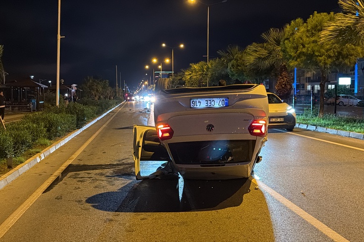 Alanya'da İki Otomobil Çarpıştı: 2 Yaralı, Birinin Durumu Ağır