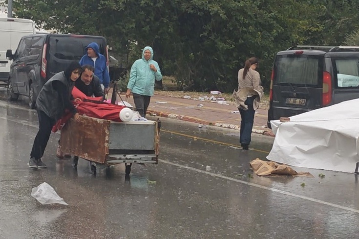 Antalya'da semt pazarını vuran ani fırtına: Tenteler yere serildi, esnaf zor anlar yaşadı