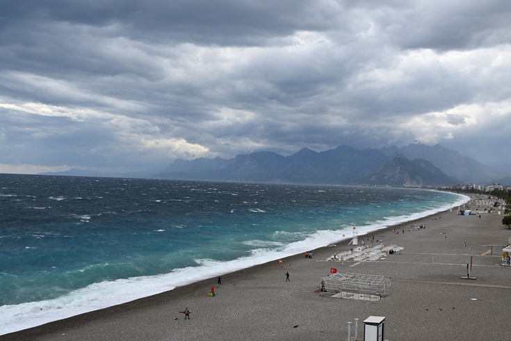 Antalya'da kuvvetli rüzgar sahilde dev dalgaları beraberinde getirdi