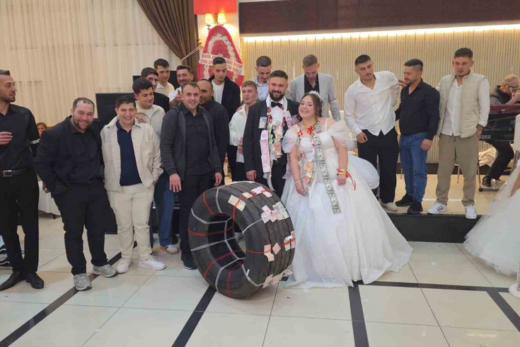 Bandırma'da tır şoförü damada sıra dışı takı! Sağdıçlar düğünde yaklaşık 25 bin TL'lik tır lastiği taktı
