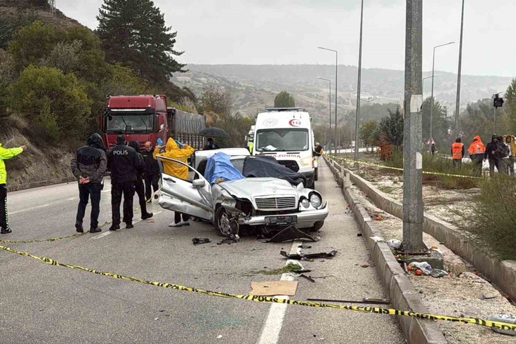 Burdur-Antalya yolunda otomobil takla attı: Sürücü hayatını kaybetti, 4 yaralı var