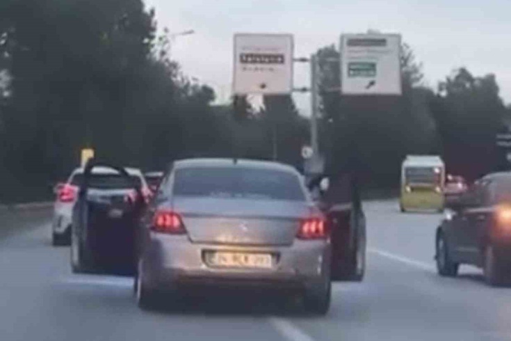 Bursa'da seyir halindeki otomobilde kapılar açıldı, o anlar kamerada