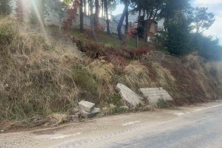 Mudanya'da istinat duvarı çöktü: Beton bloklar yola devrildi