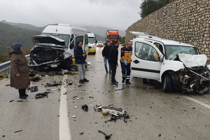 Bursa Osmangazi'de Minibüs ile Ticari Araç Çarpıştı: 1 Ölü, 10 Yaralı