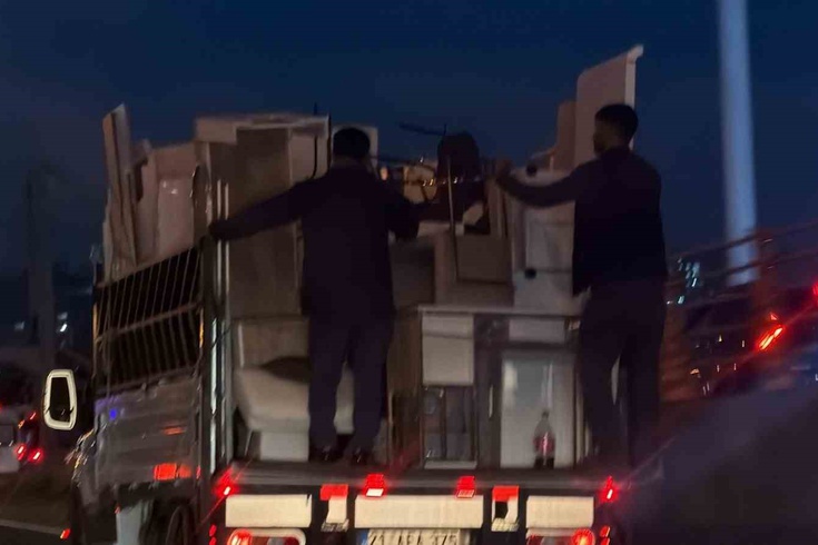 Diyarbakır'da kamyonet kasasına tutunan iki kişi