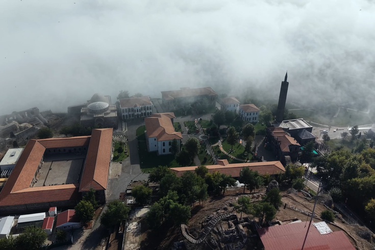 Sur'da sis altında tarihi manzara