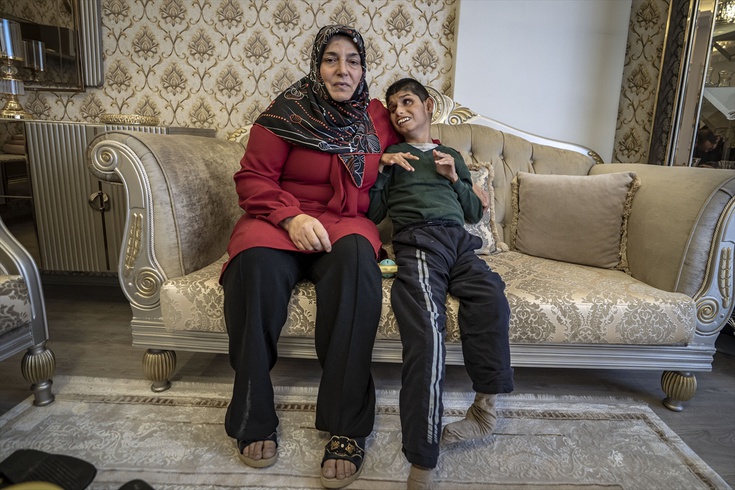 Doktorların 3 gün ömür biçtiği oğluna 22 yıldır bebek gibi bakıyor