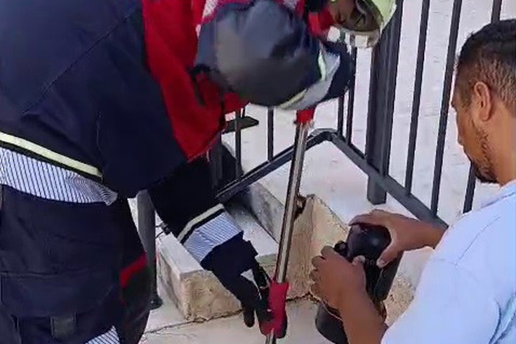 Reyhanlı'da havalandırma borusuna sıkışan kedi itfaiye tarafından kurtarıldı