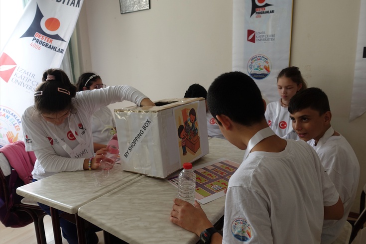 İzmir'de görme engelli öğrenciler İngilizceyi dokunarak öğreniyor