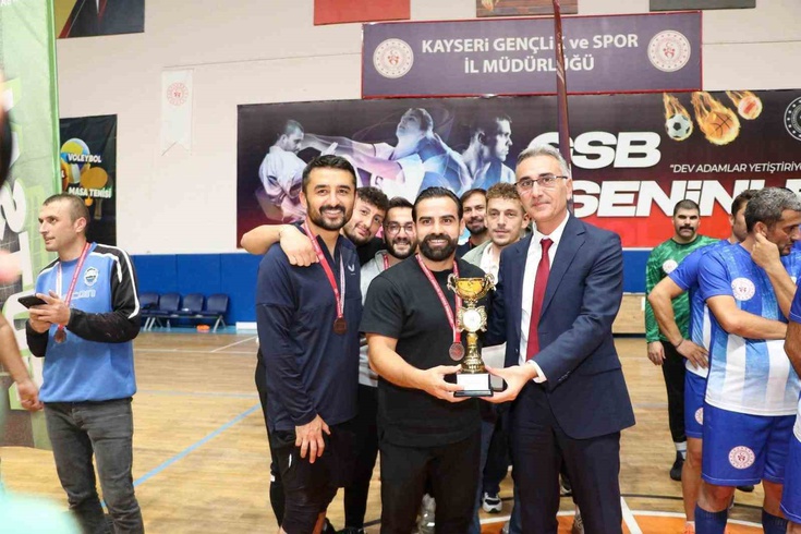 Kayseri'de Kamu Spor Oyunları'nda voleybol ve futsalda kazananlar ödüllerini aldı