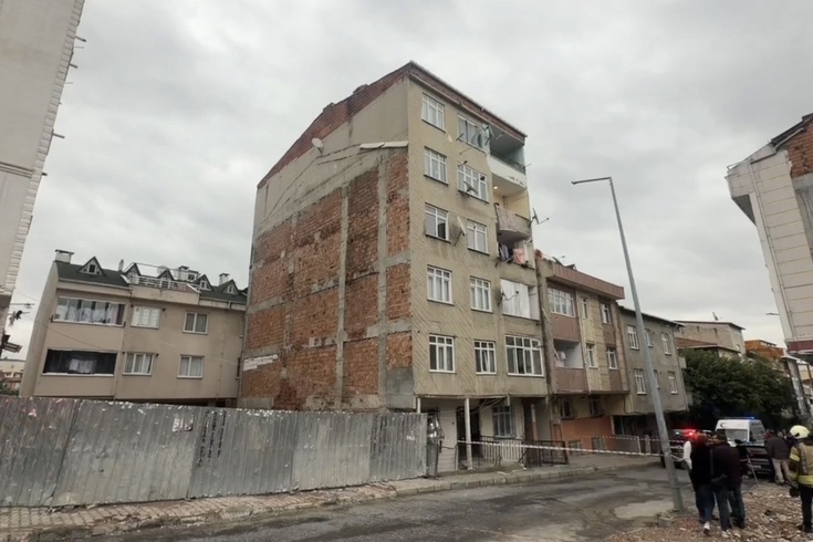 In Küçükçekmece, tiles cracked in the bathroom, noises came from the building! The 7-story building was evacuated.