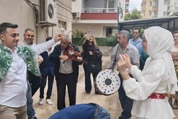 Silifke'de damat, gelin evine vinç sepetiyle balkondan girdi
