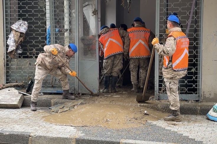 Ayazağa'da Sel Sonrası Temizlik Çalışmaları Jandarma ve AFAD Gönüllüleriyle Sürüyor