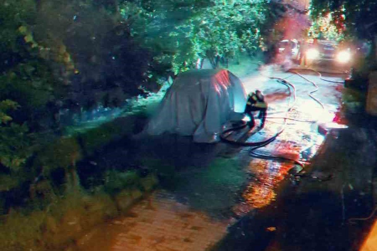 Araklı'da park halindeki elektrikli otomobil alevlere teslim oldu
