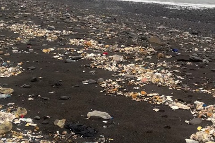 Zonguldak'ta sağanak sonrası denize karışan atıklar Kozlu Sahili'ne vurdu
