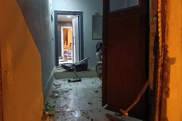 Yüreğir'de bir evin kapısına EYP atıldı: 5 kişi panikle sokağa çıktı