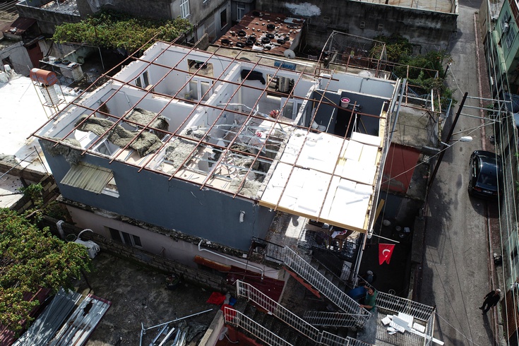 Adana'da rüzgar çatıyı uçurdu, aile deprem sandı