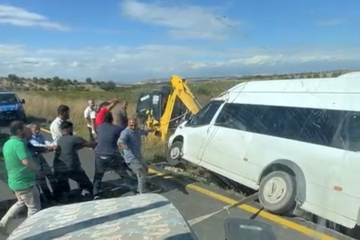 Adıyaman'da şarampole girip askıda kalan minibüsü halatlarla çekerek kurtardılar