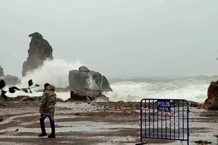 Amasra'da fırtına Küçük Liman'ı vurdu