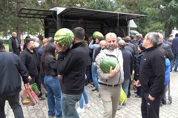 Amasya'da pazarcı 200 bin liralık 10 ton karpuzu ücretsiz dağıttı! 5 dakikada tükendi