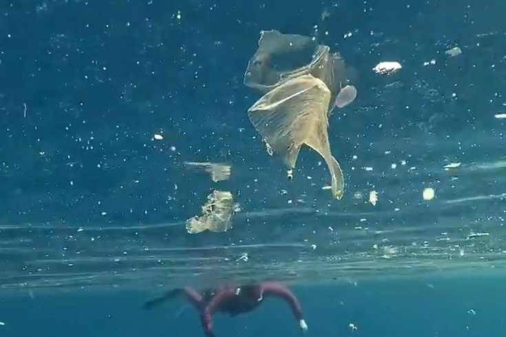 Kaş Halk Plajı'nda Plastik Atık Görüntüsü