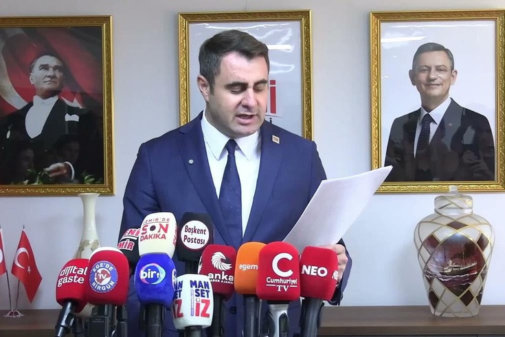 Who is Çağatay Güç, who left Aziz Kocaoğlu behind by 4,344 votes? How old is the primary election winner of YENİ Party İzmir, and where is he from?