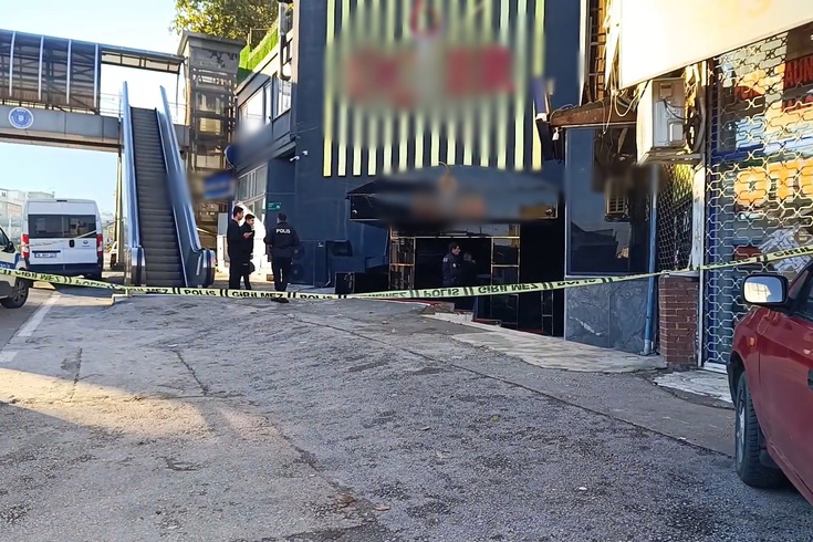 Bursa'da eğlence mekanına silahlı saldırı: Polis kaçan şüphelilerin peşinde
