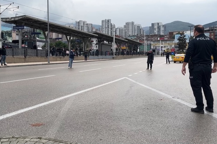 Haberin ayrıntıları: Bursa'da kadın bıçakla trafiği durdurdu: İşte detaylar