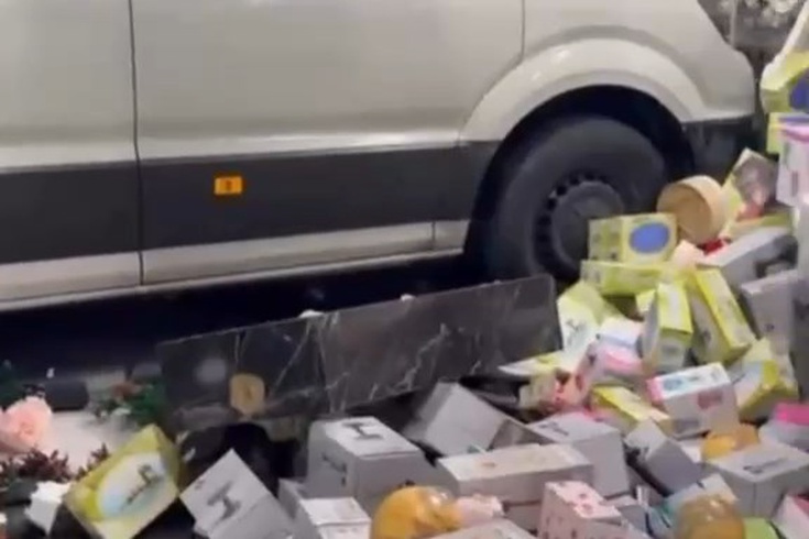Bursa'da kontrolden çıkan minibüs züccaciye mağazasına daldı! İki müşteri aracın altında kalmaktan son anda kurtuldu