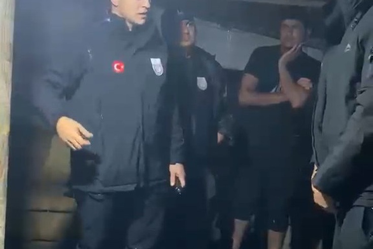 Bursa Yenişehir'de sağanak çadır alanını su bastı, işçiler yurt teklifini kabul etmedi