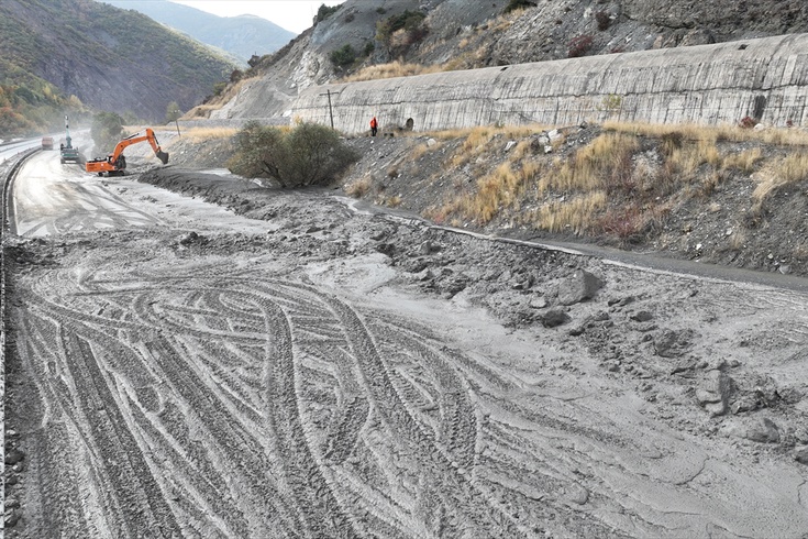 Erzincan-Erzurum yolunda heyelan dronla görüntülendi