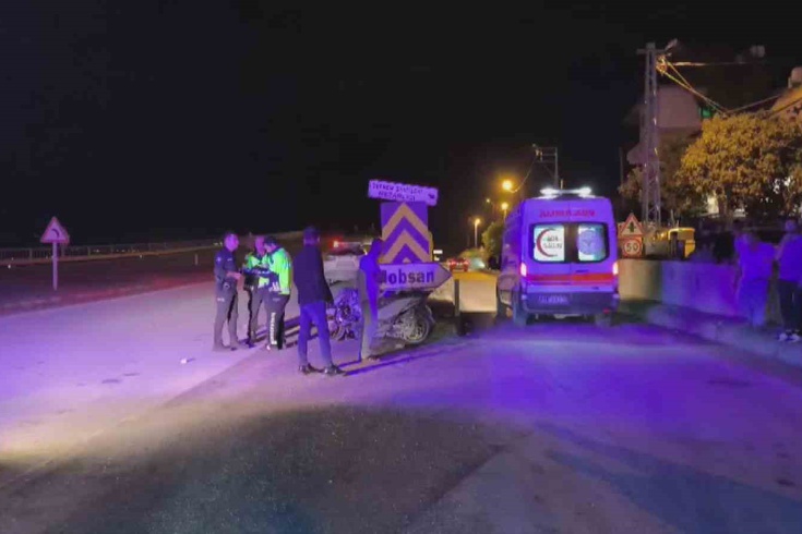 Antakya'da motosiklet bariyere çarptı: 2 yaralı