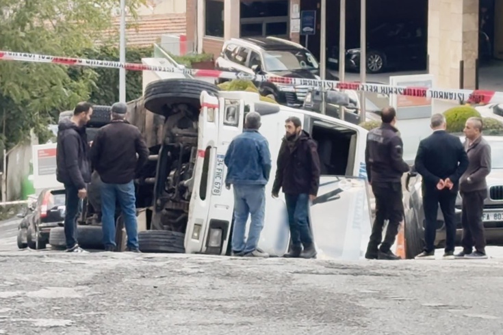 Beyoğlu'nda kamyon kazası, yol trafiği durduruldu