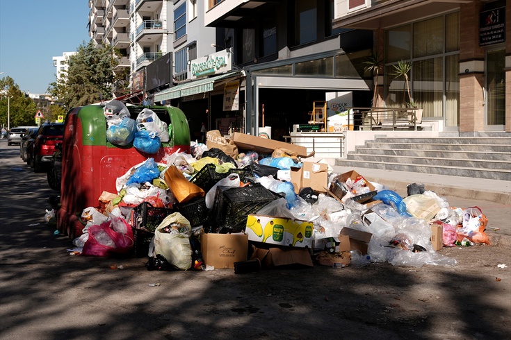 Karşıyaka'da çöp birikintisi tepkisi