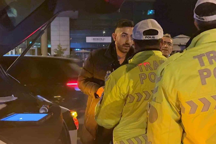 Kayseri'de refüje çıkan alkollü sürücünün polise 'Teşkilat mısınız?' sorusu kamerayla çürütüldü