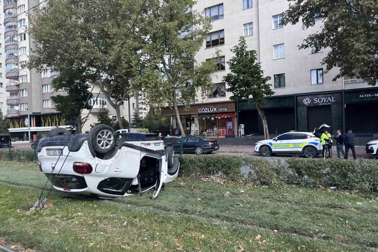 Melikgazi'de çarpışan araç tramvay yoluna girdi