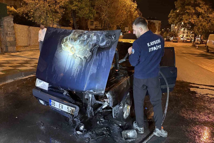 Kayseri'de Alev Alan Otomobil İtfaiye Ekiplerince Söndürüldü