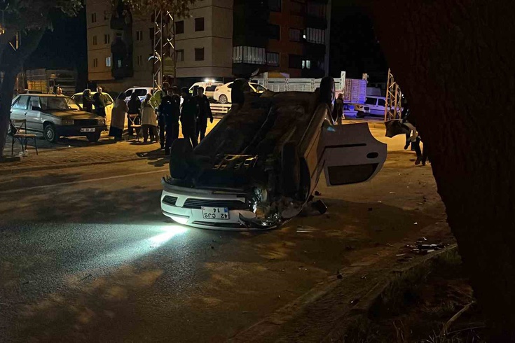 Karatay'da iki araç çarpıştı, biri takla attı