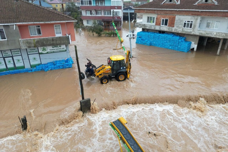 Sakarya'da baraj suları taştı! Karasu'da bir mahalle sular altında kaldı